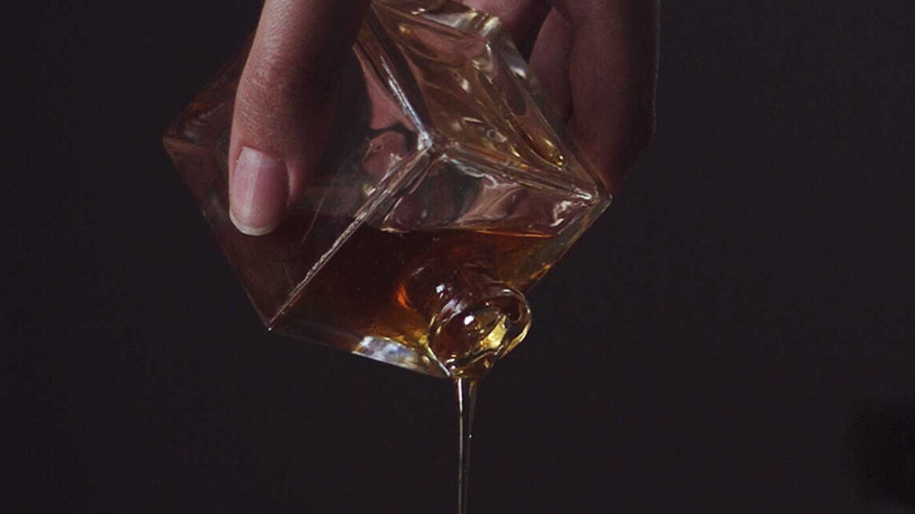 hand pouring oil